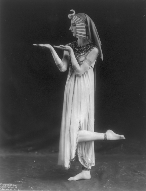 Lubowska as Cleopatra, circa 1915.