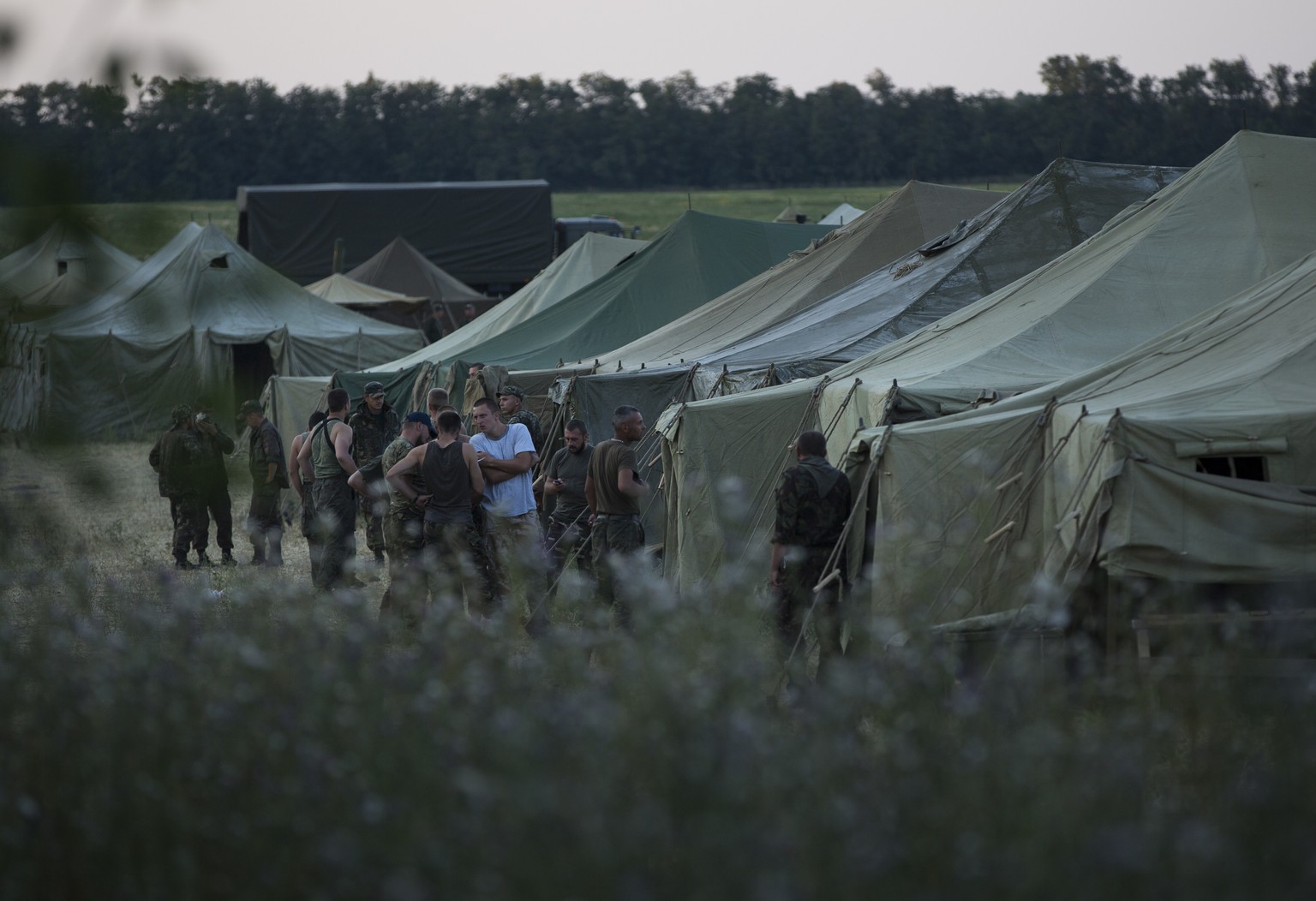 Ukrainische Soldaten in einem Camp nahe der russischen ukrainisch-russischen Grenze in Gukovo, Russland.