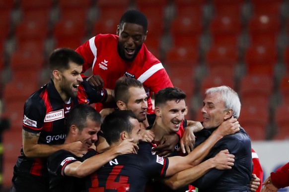 Les joueurs de Neuchatel Xamax fetent le 3:2 lors de la rencontre de football de Challenge League entre le Neuchatel Xamax et Servette FC Geneve au Stade de la Maladiere ce mercredi 20 septembre 2017  ...