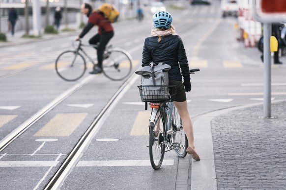 ARCHIV -- ZU DEN EIDGENOESSISCHEN ABSTIMMUNGEN VOM SONNTAG, 23. SEPTEMBER 2018, UEBER DIE VELO INITITAVE, STELLEN WIR IHNEN FOLGENDES BILDMATERIAL ZUR VERFUEGUNG -- A cyclist waits at a traffic light  ...