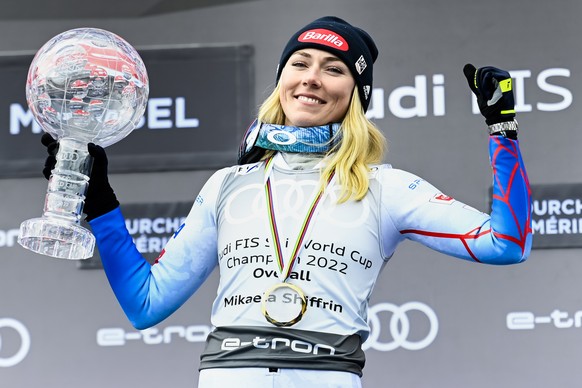 Mikaela Shiffrin of the United States holds the women&#039;s overall crystal globe trophy on the podium at the FIS Alpine Skiing World Cup finals in Meribel, France, Sunday, March 20, 2022. (KEYSTONE/ ...