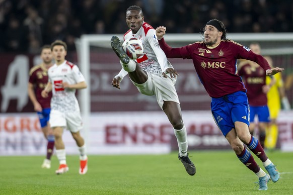 Sahmkou Camara (SLO), gauche, lutte pour le ballon avec Enzo Crivelli (SFC), droite, lors de la rencontre de football de Swiss Super League entre le Servette, SFC, et le Stade Lausanne-Ouchy, SLO, ce  ...