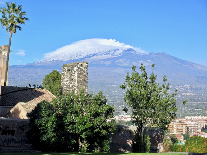 Der Ätna, vom Normannenkloster Paternò aus gesehen. Der Feuerberg ist 20 Kilometer Luftlinie entfernt. Die Stadt Catania liegt am Fusse des Berges auf der rechten Seite