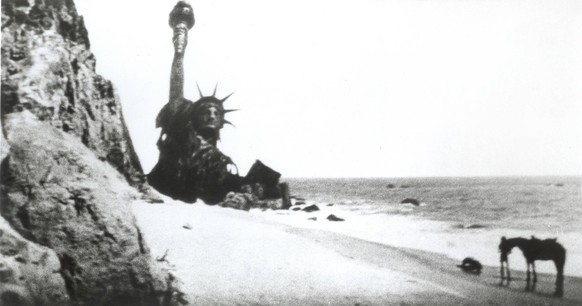Planet of the Apes Directed by Franklin J. Schaffner Shown: Final scene with the Statue of Liberty PUBLICATIONxINxGERxSUIxAUTxONLY Mandatory credit line: Image courtesy 20th Century Fox 20th Century F ...