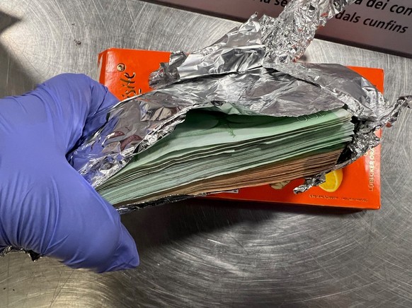 Les billets d’euros avaient été emballés dans des feuilles d’aluminium puis cachés dans des plaques de chocolat.