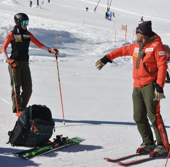 Stefan Abplanalp, der neue Speedcoach des Schweizer Weltcupteams der Frauen, gibt Malorie Blanc technische Inputs.