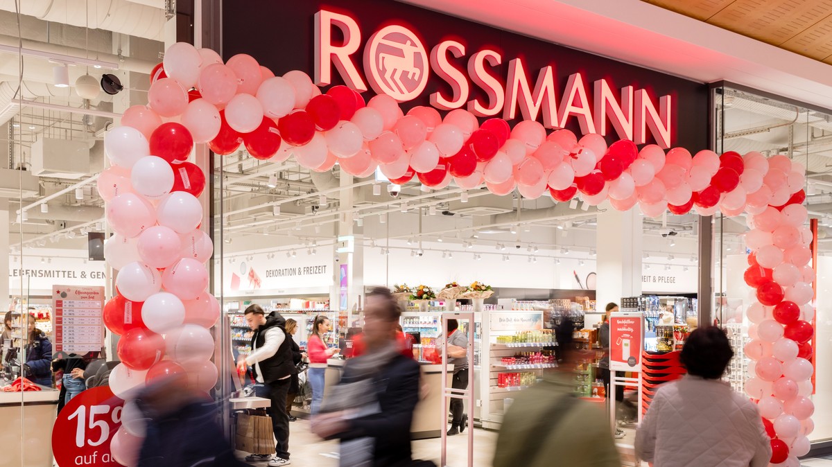 Aussenansicht der neuen Rossmann Filiale am Donnerstag, 5. Dezember 2024 im Emmen Center in Emmen. Die deutsche Drogeriemarktkette Rossmann, spezialisiert auf Produkte aus den Bereichen Kosmetik, Haus ...