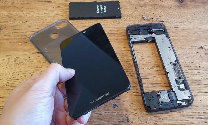 Häufig defekte Teile wie das Display, der Akku und anderes mehr können leicht selbst getauscht werden.