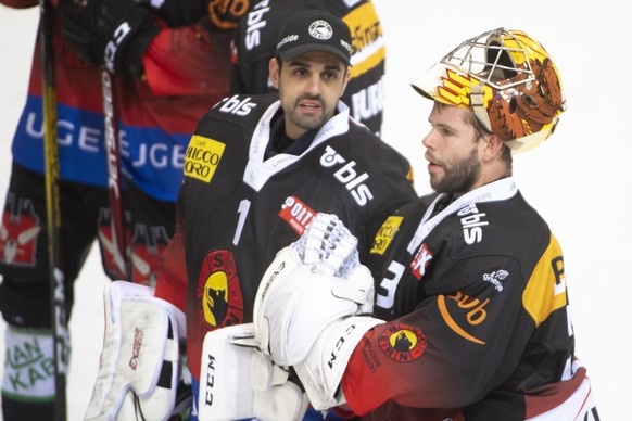 Berns Goalie Niklas Schlegel, links, und Lausannes Goalie Pascal Caminada nach dem Meisterschaftsspiel der National League zwischen dem SC Bern und dem HC Lausanne, am Freitag, 22. November 2019 in de ...