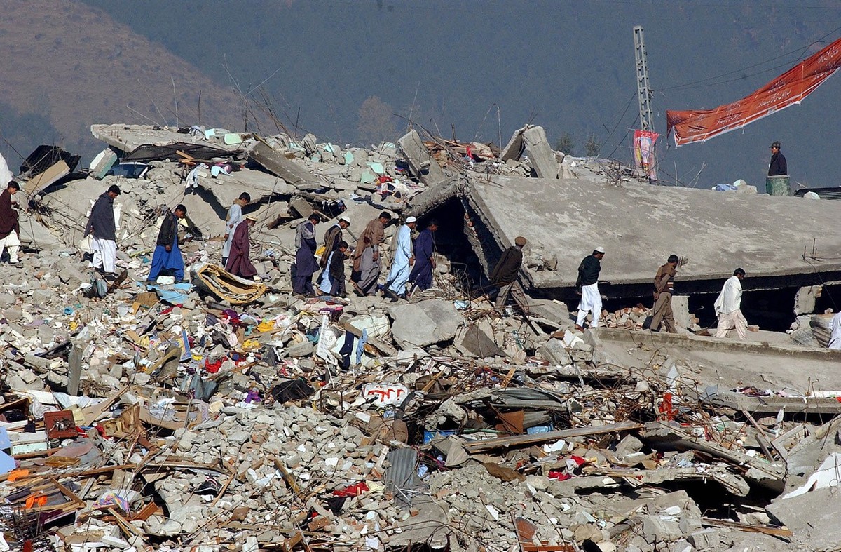 Pakistani earthquake survivors walk towards the ground to attend prayers of Eid al-Fitr, a major Muslim holiday, Friday, Nov. 4, 2005 in Balakot, Pakistan. Survivors of Pakistan's killer quake ga ...