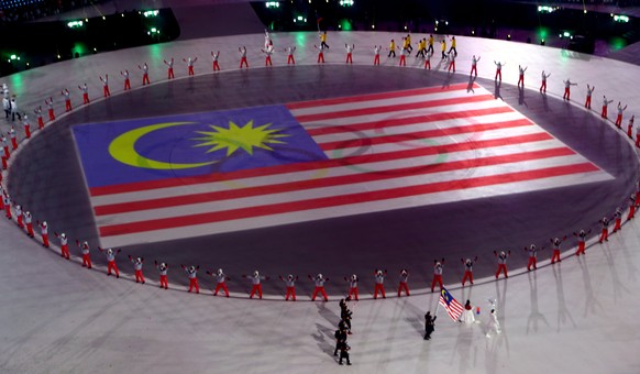 Die Delegation Malaysias läuft ins Olympiastadion.