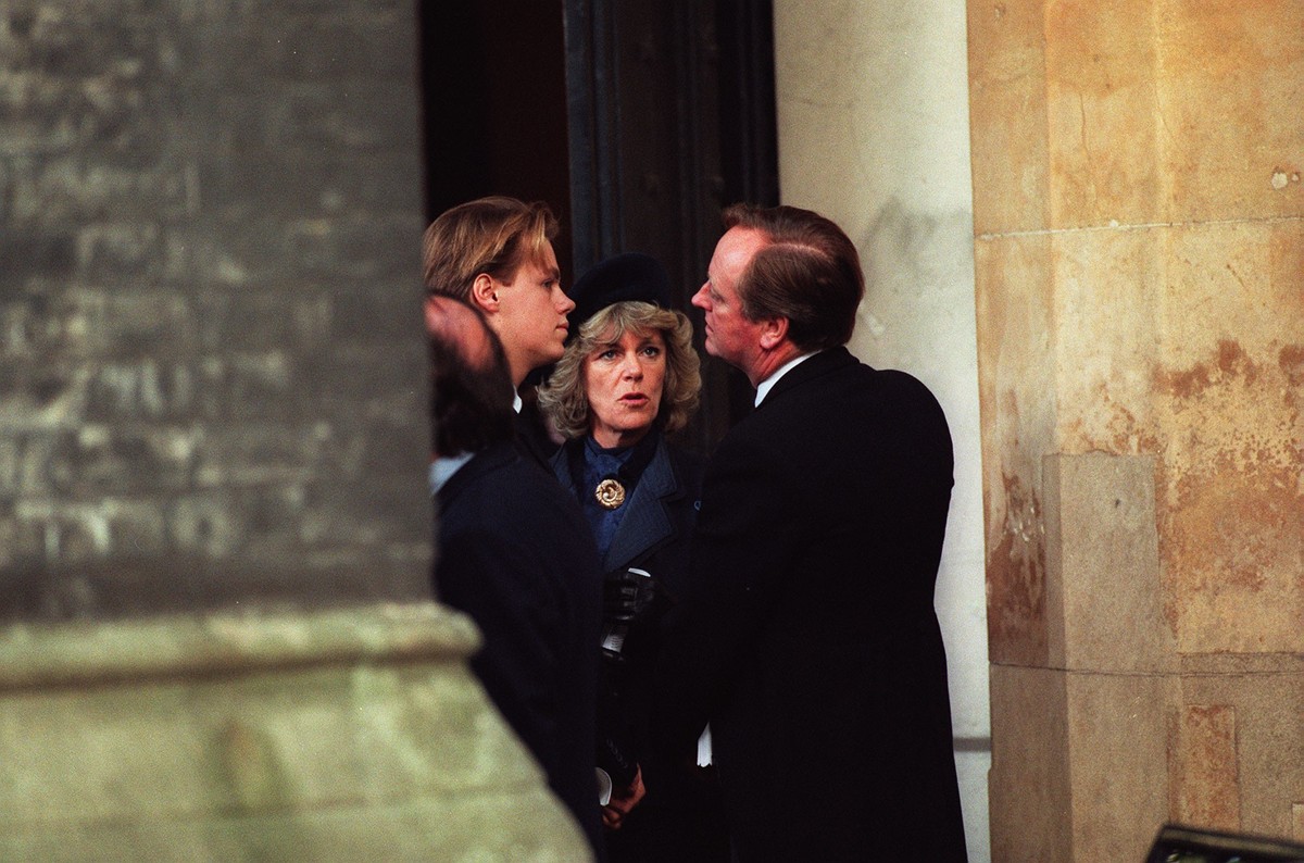 6. Oktober 1994 PA NEWS PHOTO 6/10/94 CAMILLA AND ANDREW PARKER-BOWLES WITH THEIR SON TOM AT ST. PAUL'S CHURCH IN KNIGHTSBRIDGE, LONDON TO ATTEND THE MEMORIAL SERVICE OF HER MOTHER ROSALIND SHAND ...