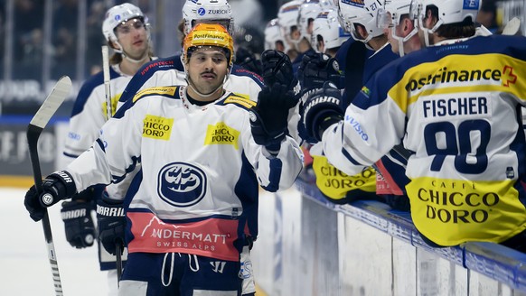 Ambri-Piottas PostFinance Top Scorer Inti Pestoni jubelt nach seinem Tor zum 1-0 mit seinem Teamkollegen, beim Eishockey Meisterschaftsspiel der National League A zwischen den HC Fribourg Gotteron und ...