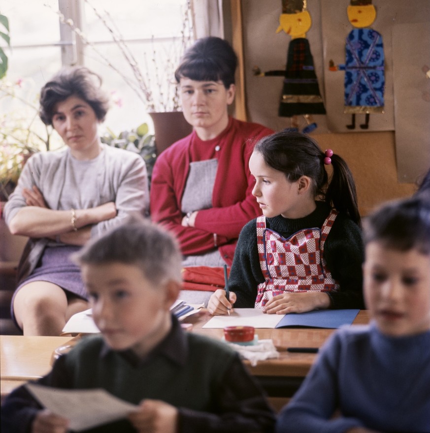 === AUS DER ORIGINALLEGENDE === &quot;Der erste Schultag, aufgenommen im April 1969 in Zuerich. Wer koennte widerlegen, dass der erste Schultag im Leben ein markanter, kaum mehr zu vergessender Lebens ...