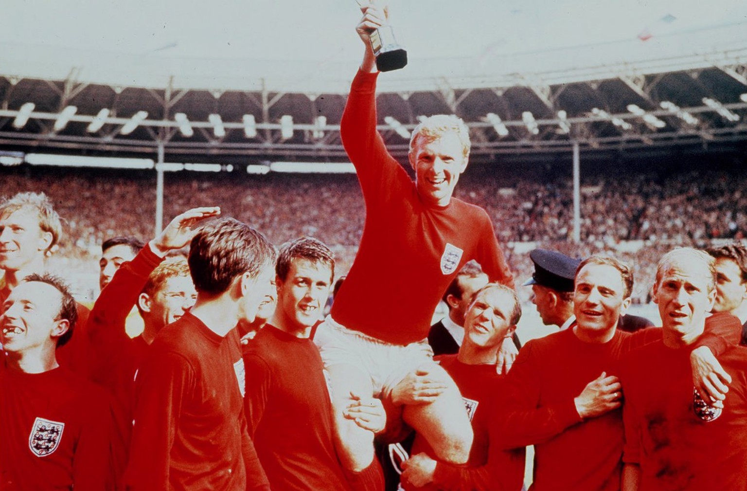 England mit Captain Bobby Moore feiert den WM-Titel 1966.