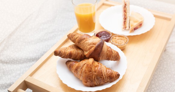 gipfeli croissants orangensaft jam sandwich confitüre essen frühstück zmorge food