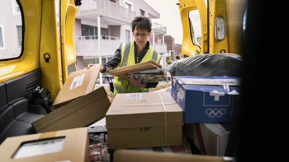 ARCHIVBILD ZUR MK VON SYNDICOM UEBER DIE ARBEITSVERHAELTNISSE IN DER LOGISTIK-BRANCHE, AM DIENSTAG, 17. NOVEMBER 2020 - A mail carrier of the Swiss Post delivers the post, pictured during a postal del ...