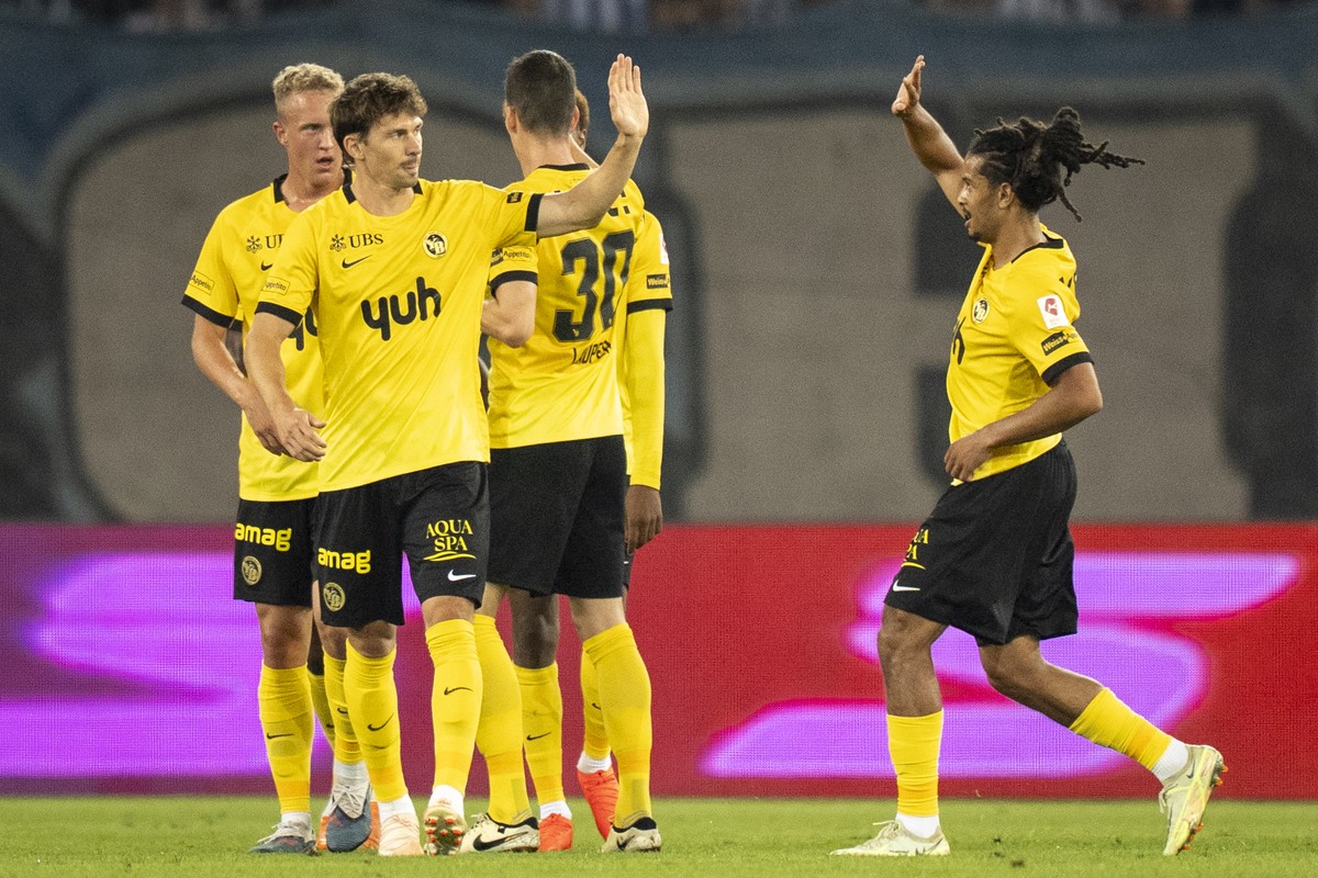 Der Torschuetze Christian Fassnacht (YB), links, jubelt mit Isaac Schmidt (YB), rechts, nach dem Tor zum 1:1 bei dem Spiel der Fussball Super League zwischen dem FC Zuerich (FCZ) UND DEM BSC Young Boy ...