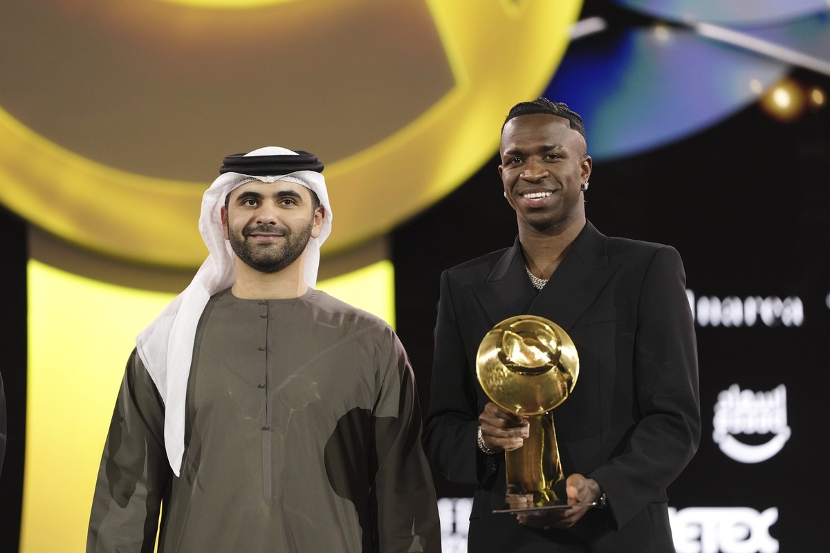 Real Madrid's Vinicius Junior receives an award, during the Globe Soccer Awards 2025, in Dubai, UAE, Friday, Dec. 27, 2024. (Fabio Ferrari/LaPresse via AP)