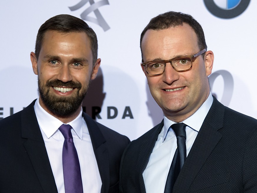 ARCHIV - Jens Spahn (r, CDU), Bundesgesundheitsminister, und sein Ehemann Daniel Funke kommen zu einer Gala ins Hotel Adlon Kempinski. Foto: Soeren Stache/dpa