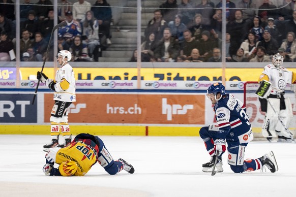 PostFinance Top Scorer Sven Andrighetto (ZSC), links, bleibt nach einem Zusammenstoss mit Rudolfs Balcers (ZSC), rechts, benommen liegen bei dem Spiel 3 des Playoff Viertelfinals der Eishockey Nationa ...