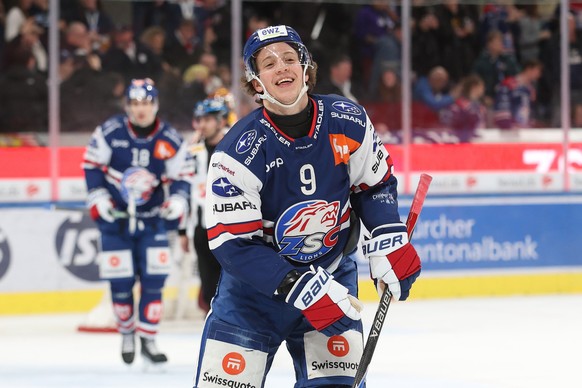 Vinzenz Rohrer (ZSC) nach seinem Treffer zum 1:0 im Eishockeyspiel der National League zwischen den ZSC Lions und dem Geneve-Servette HC, am Samstag, 28. Februar 2026, in der Swiss Life Arena in Zueri ...