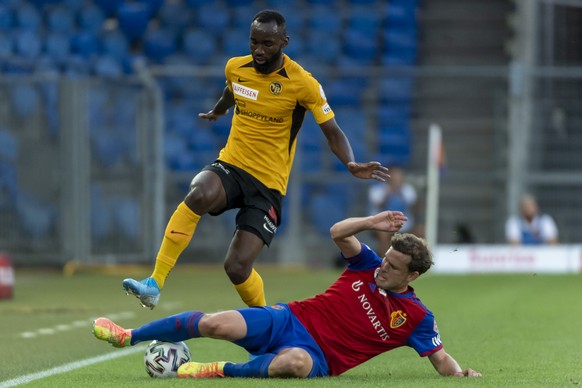 Berns Nicolas Moumi Ngamaleu, links, im Kampf um den Ball gegen Basels Fabian Frei, rechts, im Fussball Meisterschaftsspiel der Super League zwischen dem FC Basel 1893 und dem BSC Young Boys im Stadio ...