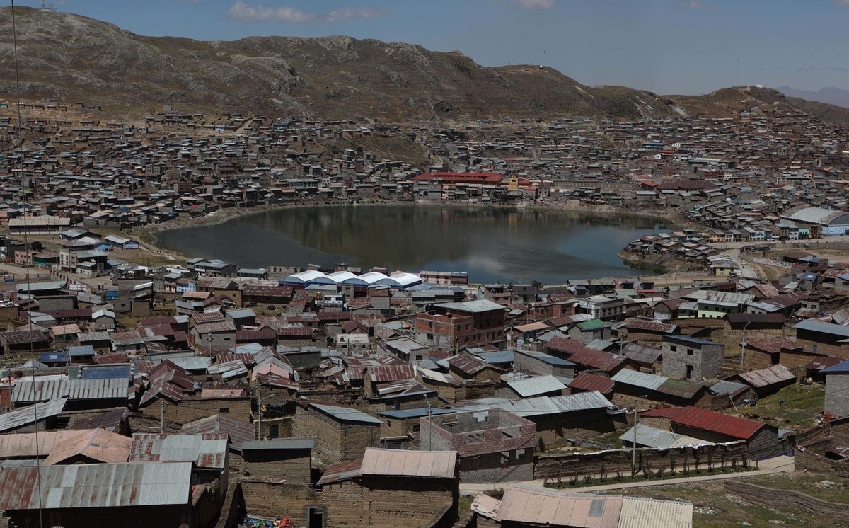 Panoramic view of Patarcocha lagoon, which is used as a dump for sewage and human waste, in the mining town of Cerro de Pasco, Peru, Tuesday, Sept. 15, 2009. Peru's congress passed a bill in 2008 ...