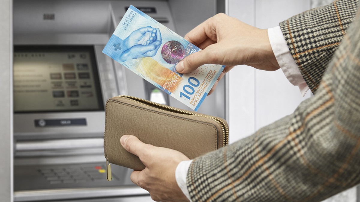 Bankomat-Szene 100-Franken-Note