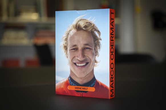 ACHTUNG: EMBARGO BIS 00:01 UHR 11.11.2025 --- Die Biografie "Marco Odermatt - Meine Welt" aufgenommen an der Praesentation der Biografie im Studio Voile, am Montag, 10. November 2025 in Zuer ...