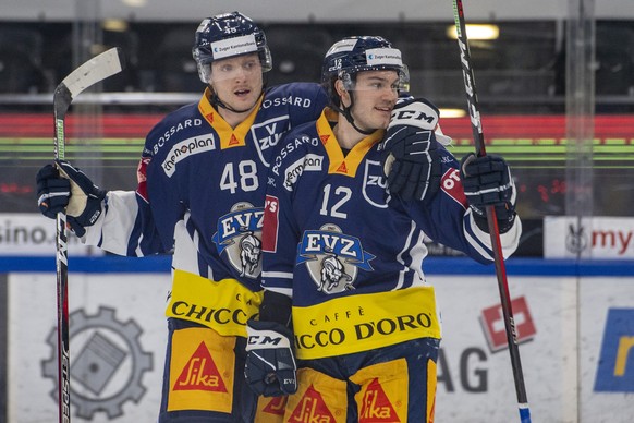 Die Zuger Carl Klingberg und Yannick Zehnder, von links, feiern das 1:1 beim Eishockey Meisterschaftsspiel in der Qualifikation der National League zwischen dem EV Zug und den Rapperswil-Jona Lakers v ...