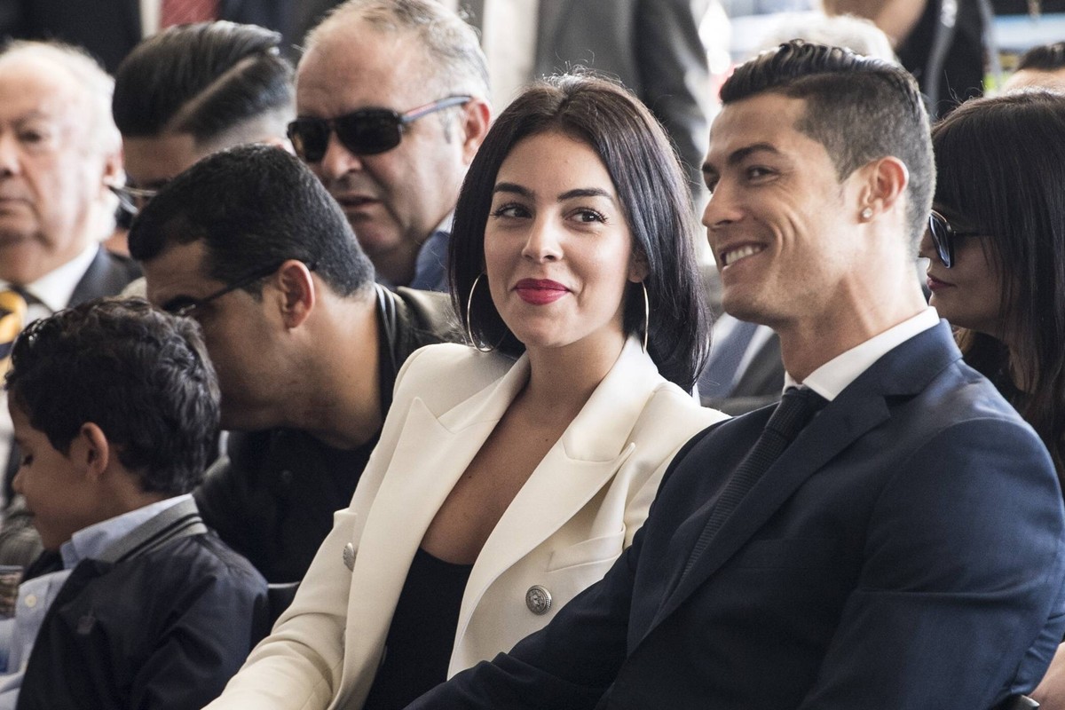 Bilder des Tages - SPORT 170329 Portugals Cristiano Ronaldo tillsammans med sin flickv�n Georgina Rodriguez n�r Ronaldo far flygplatsen Aeroporto Da Madeira uppkallad efter sig den 29 mars 2017 i Made ...