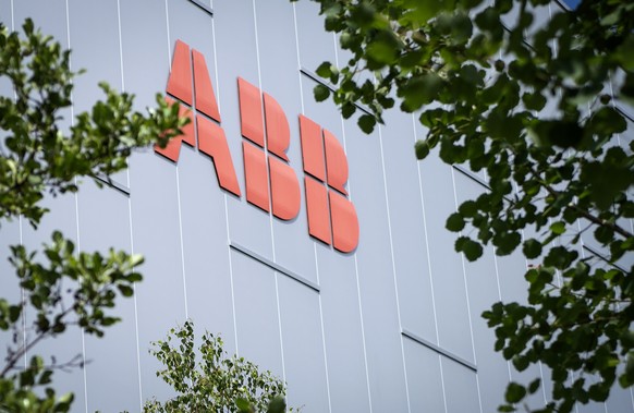 ARCHIVBILD ZUR BILANZ VON ABB IM DRITTEN QUARTAL 2020, AM FREITAG, 23. OKTOBER 2020 - Logo der Firma ABB an der Binzmuehlestrasse in Oerlikon, am Donnerstag, 14. Juni 2018. (KEYSTONE/Melanie Duchene)