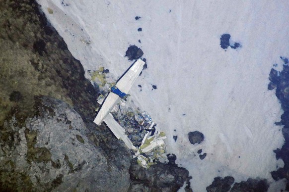 Wrackteile des abgestürzten Kleinflugzeuges liegen in unwegsamen Gelaende auf ca. 1700 Meter über Meer im Säntis-Massiv.