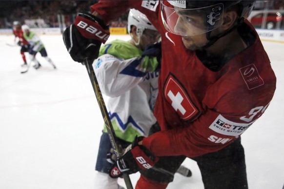 epa05946469 Cody Almond (front) of Switzerland in action during the 2017 IIHF Ice Hockey World Championship group B preliminary round match between Switzerland and Slovenia at AccorHotels Arena in Par ...