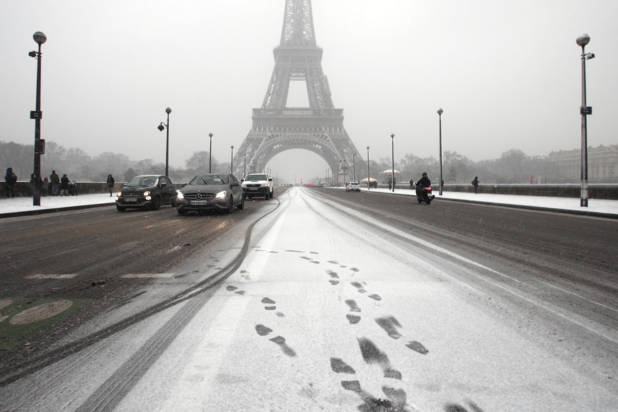 Footprints are visible on Iena bridge after snow starts to fall in Paris, France, Tuesday, Feb. 6, 2018. France&#039;s national weather agency Meteo France said Tuesday about half the country is on al ...