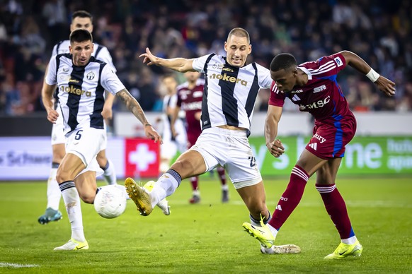 Nikola Katic (FCZ) (Mitte) und Mariano Gomez (FCZ) links) kaempfen um den Ball mit Dereck Kutesa (SFC) (rechts) im Fussball Meisterschaftsspiel der Swiss Super League zwischen dem FC Zuerich, FCZ und  ...