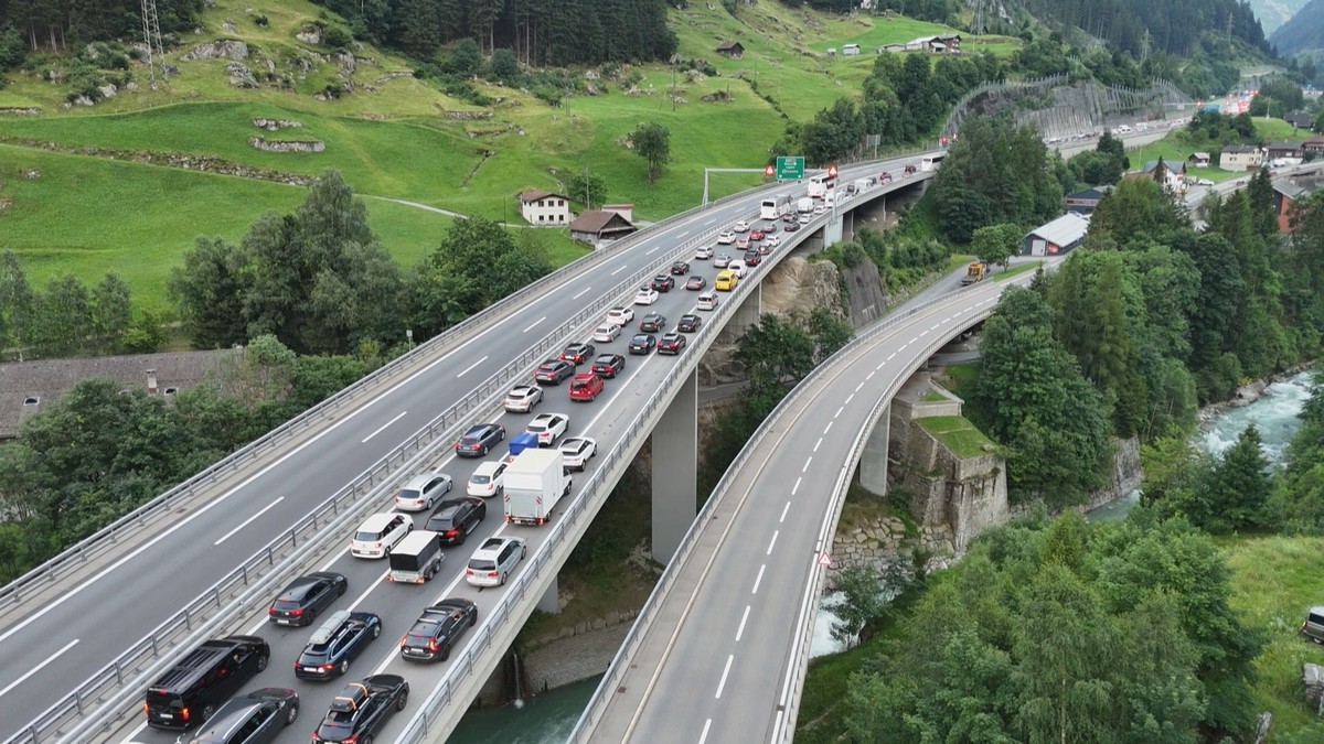Stau A2 Gotthard Brand Tunnel 4. Juli 2025