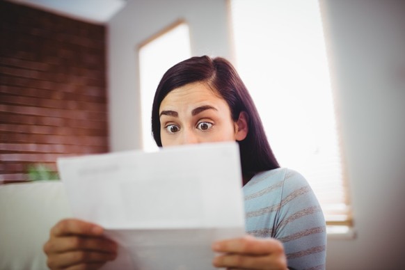 Frau erschrocken wegen Brief.