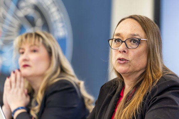 La conseillere d'Etat genevoise Carole-Anne Kast, droite, accompagnee de Monica Bonfanti, gauche, commandante de la police genevoise, presente les statistiques policieres sur la criminalite de l& ...