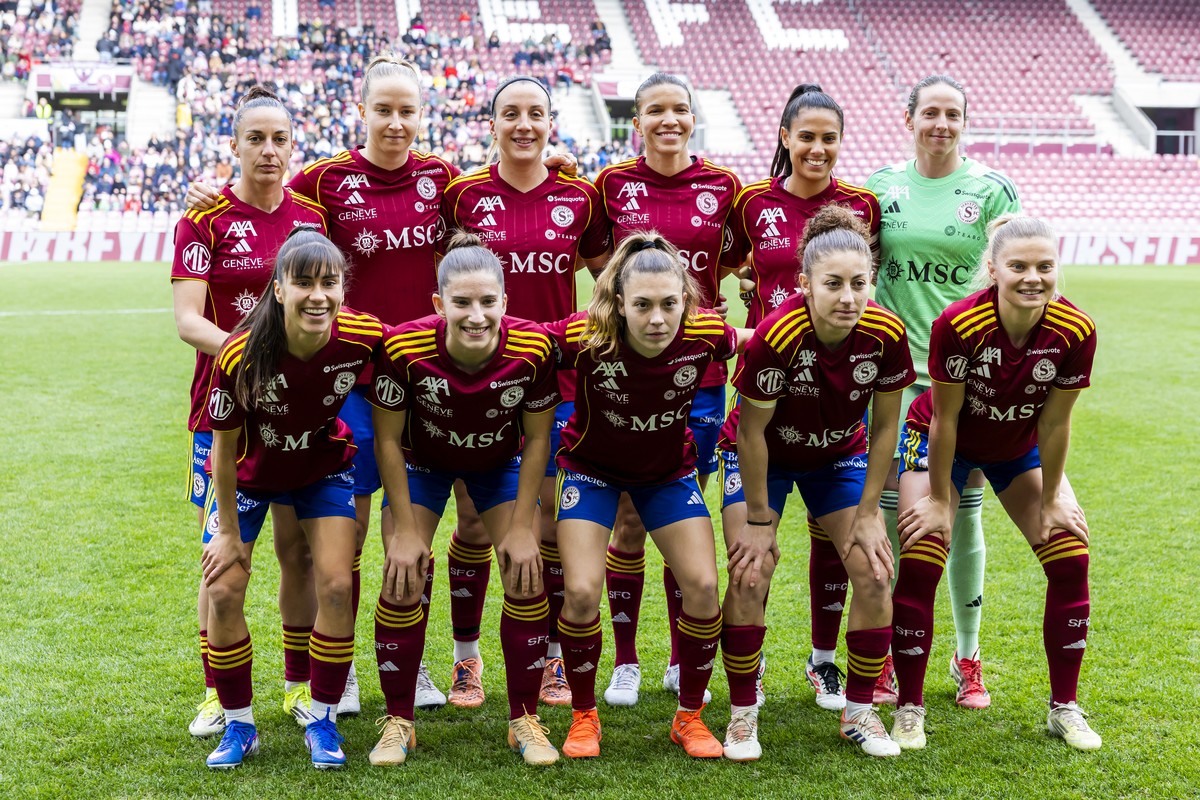 Servette's players pose for the photographers, before the Womens Super League soccer match of Swiss Championship between Servette FC Chenois Feminin and GC Frauenfussball, at the Stade de Geneve ...