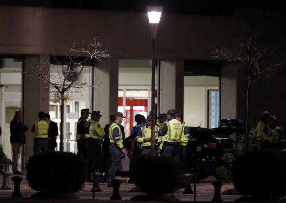 Spanische Polizisten stehen vor dem Spital in Madrid.