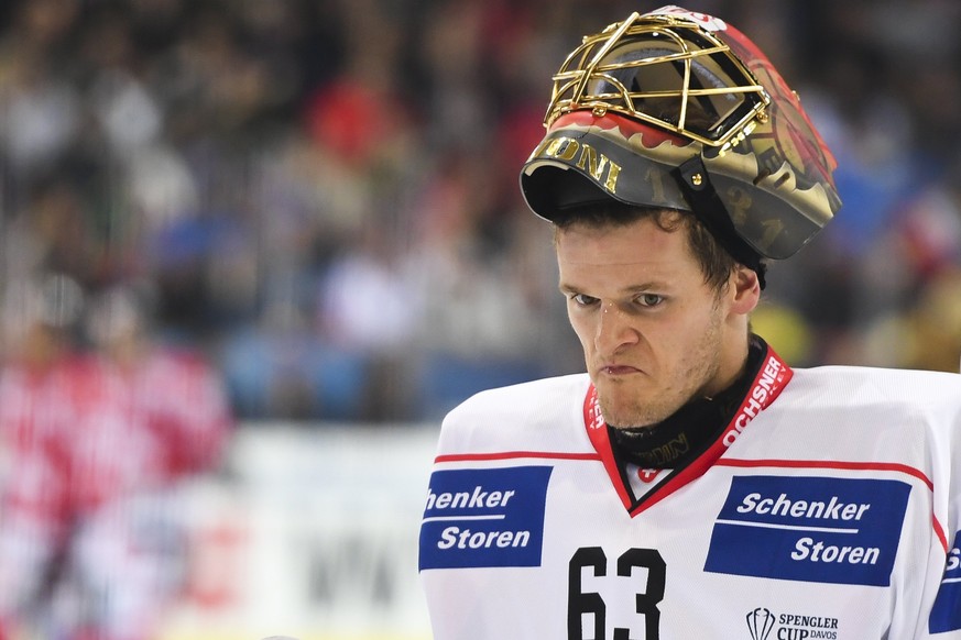 epa06411167 Team Suisse goalkeeper Leonardo Genoni reacts during the final game between Team Canada and Team Suisse at the 91th Spengler Cup ice hockey tournament in Davos, Switzerland, Sunday, Decemb ...