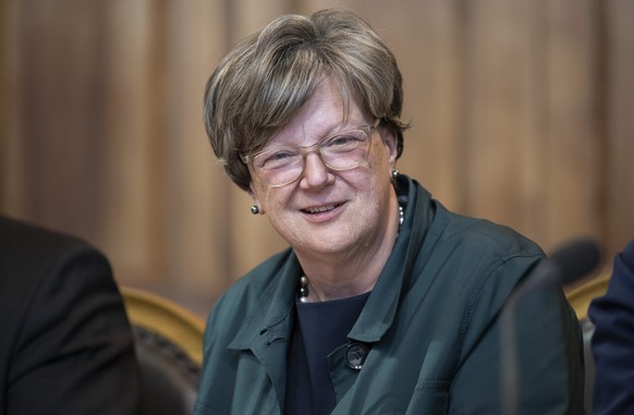 Isabelle Chassot, Mitte-FR, spricht mit einem Ratskollegen, an der Sommersession der Eidgenoessischen Raete, am Montag, 12. Juni 2023 im Staenderat in Bern. (KEYSTONE/Alessandro della Valle)