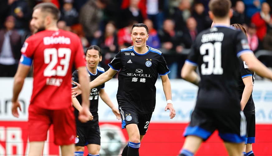 GCs Renat Dadashov, Mitte, jubelt mit Teamkollegen nach seinem Tor im Fussball Meisterschaftsspiel der Super League zwischen dem FC Winterthur und dem Grasshopper Club Zuerich im Stadion Schuetzenwies ...