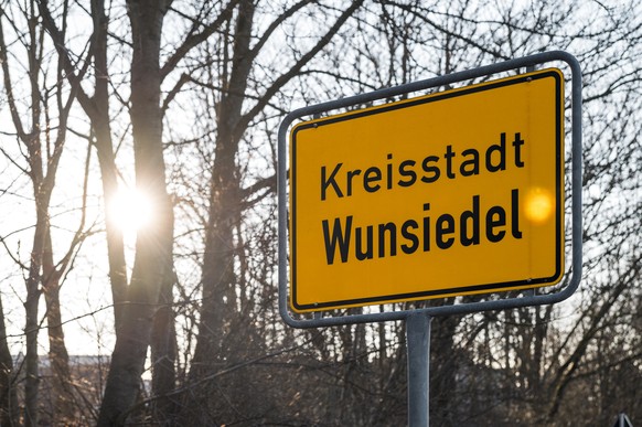 April 6, 2023, Bavaria, Wunsiedel: City sign of the town of Wunsiedel at sunrise.  A ten year old