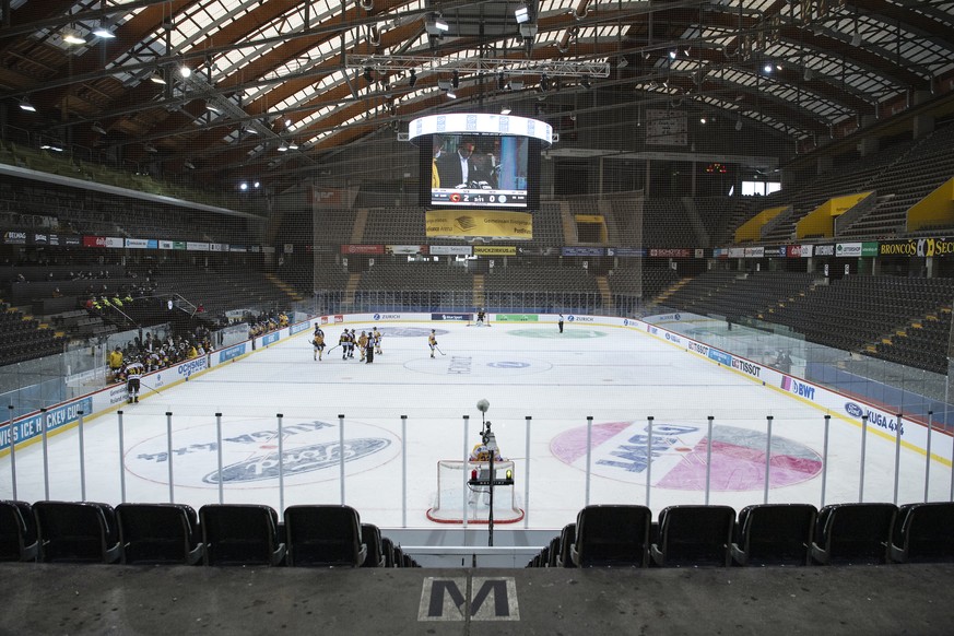 Sicht in die leere Halle im Eishockey Cup Achtelfinalspiel zwischen dem SC Bern und dem HC Davos, am Sonntag, 25. Oktober 2020, in der PostFinance Arena in Bern. (KEYSTONE/Peter Schneider)