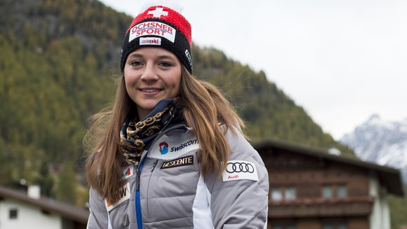 ZUR MELDUNG, DASS DIE 20-JAEHRIGE SCHWYZERIN JASMINA SUTER AN DEN JUNIOREN-WELTMEISTERSCHAFTEN IN SOTSCHI DIE GOLDMEDAILLE IM RIESENSLALOM GEWONNEN HAT, STELLEN WIR IHNEN AM MITTWOCH 2. MAERZ 2016 FOL ...