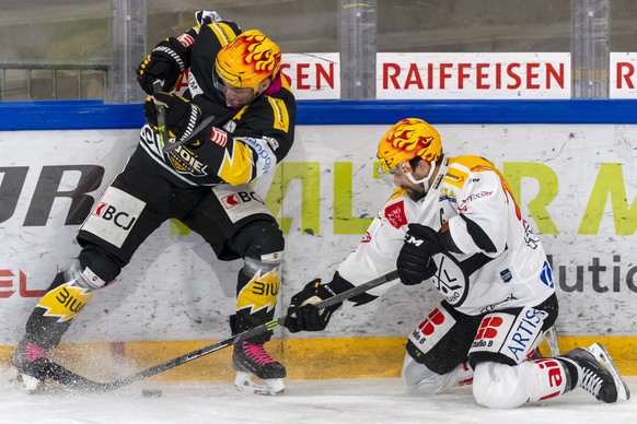 Ajoies PostFinance Top Scorer Philip-Michael Devos, links, gegen Luganos PostFinance Top Scorer Mark Arcobello, rechts, beim Eishockey-Qualifikationsspiel der National League zwischen dem HC Ajoie und ...