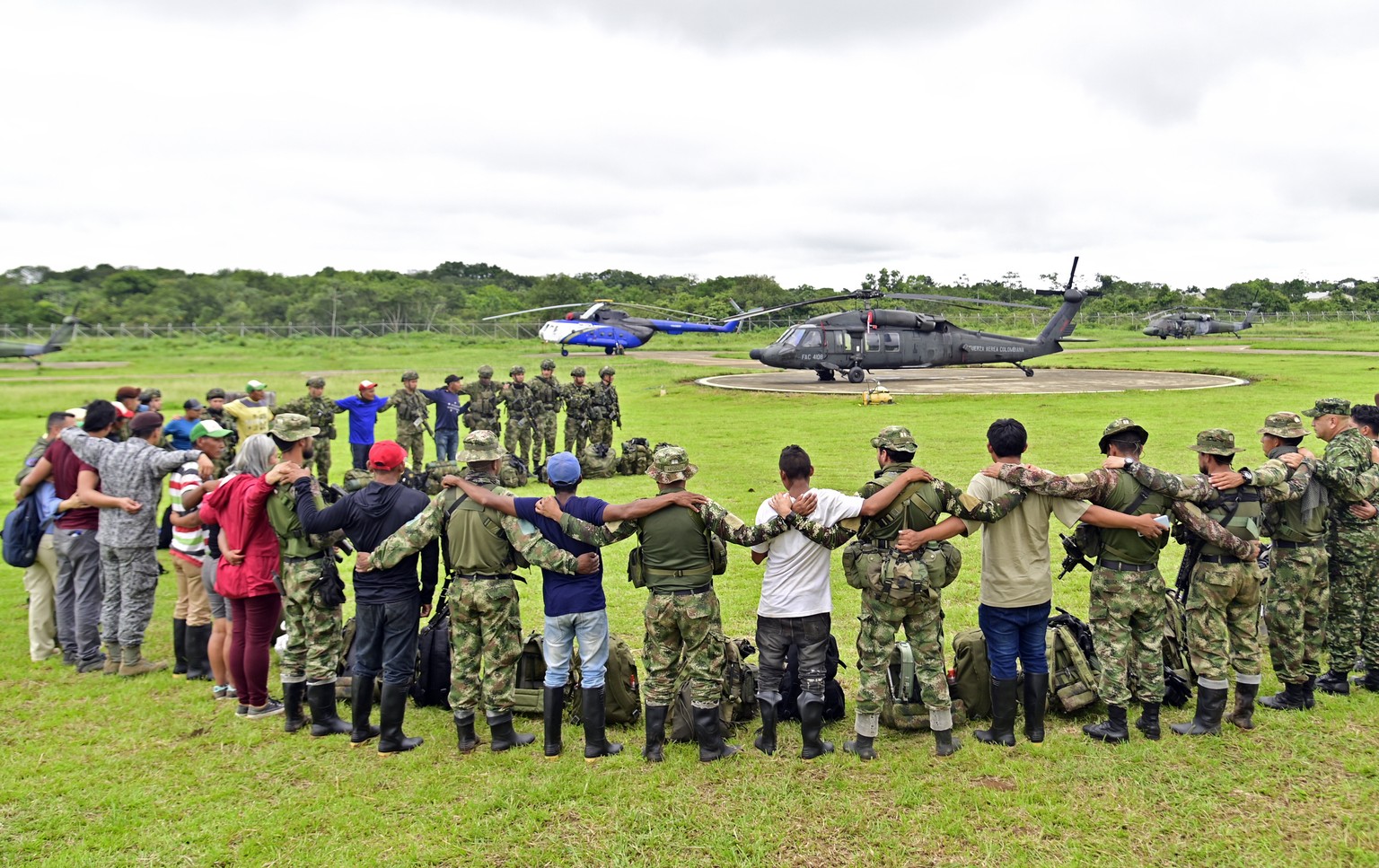 epa10644466 A handout photo made available by the Colombian Presidency of soldiers and indigenous people who support the search for the four children lost in the jungle after a plane crash, in Guaviar ...